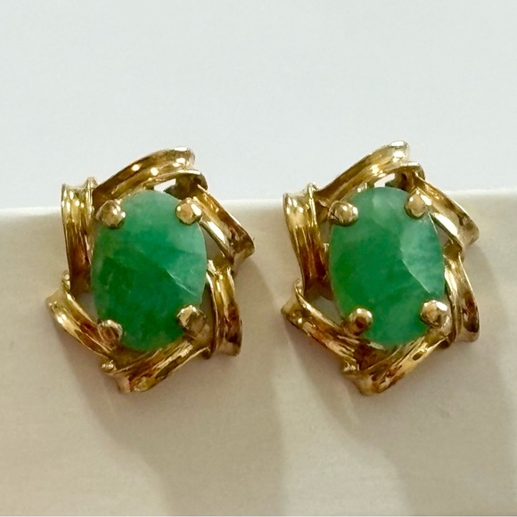 Solid 10k gold emerald stud earrings - Picture 5 of 11